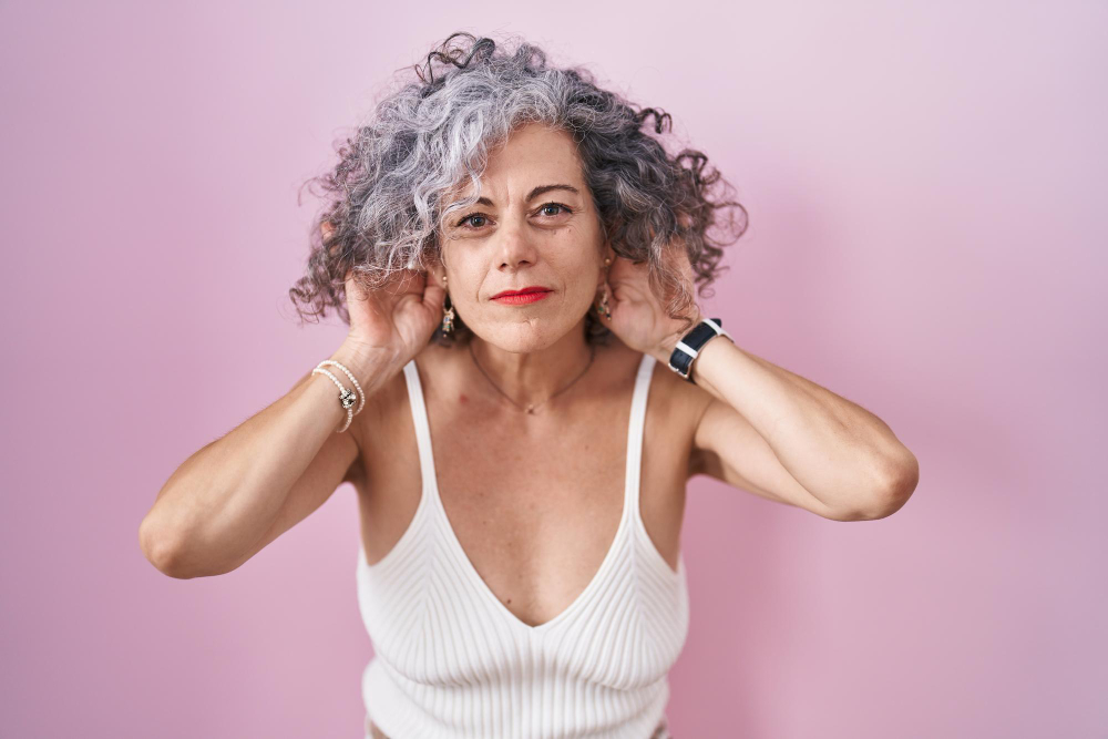 Mujer con canas en el pelo