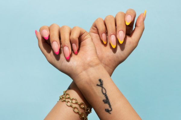 Mujer con uñas acrílicas de colores
