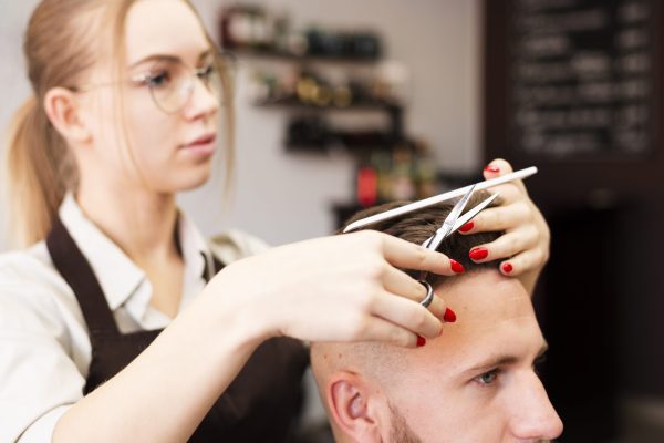 peluquera cortando pelo